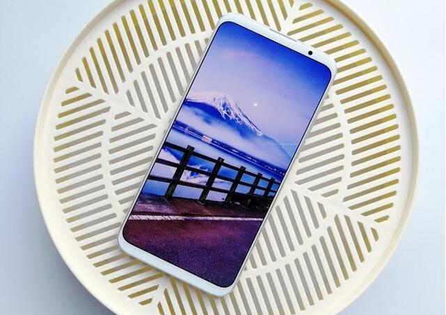 2018年4款最美全屏手機(jī)推薦：即不是海屏也不是水滴屏