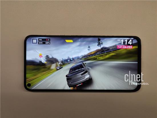 華為nova 4真機上手體驗:屏幕打孔設計 屏占比高達91.8%