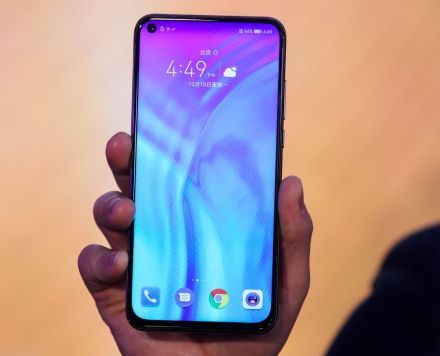 榮耀V20新機發(fā)布邀請函成視力檢測表 網(wǎng)友吐槽:眼都要瞅瞎了