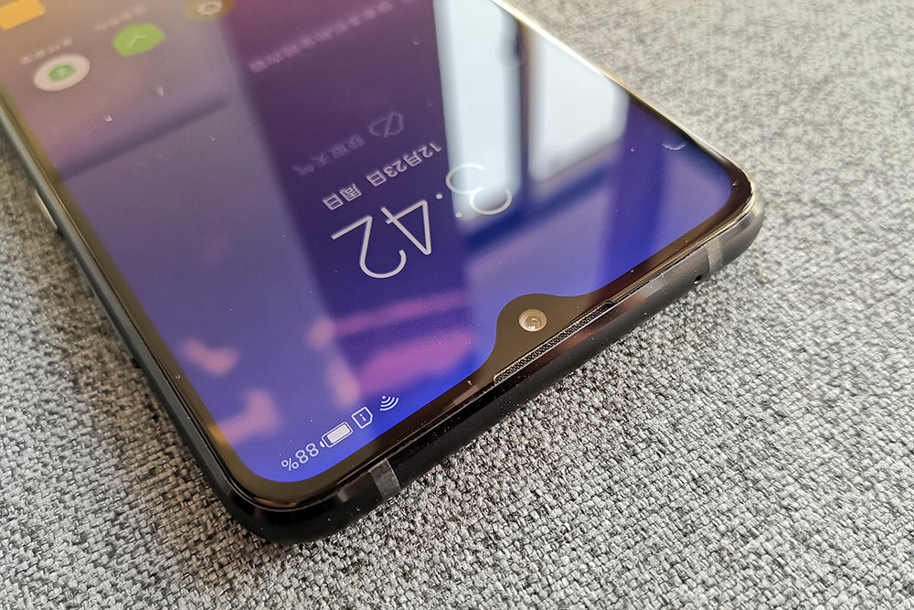 聯(lián)想Z5s星夜灰開箱圖賞:驍龍710+水滴式全面屏 藏不住的美!