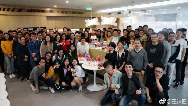 快播創(chuàng)始人王欣曬新團(tuán)隊(duì)合照:未來(lái)一年將陸續(xù)推出新產(chǎn)品
