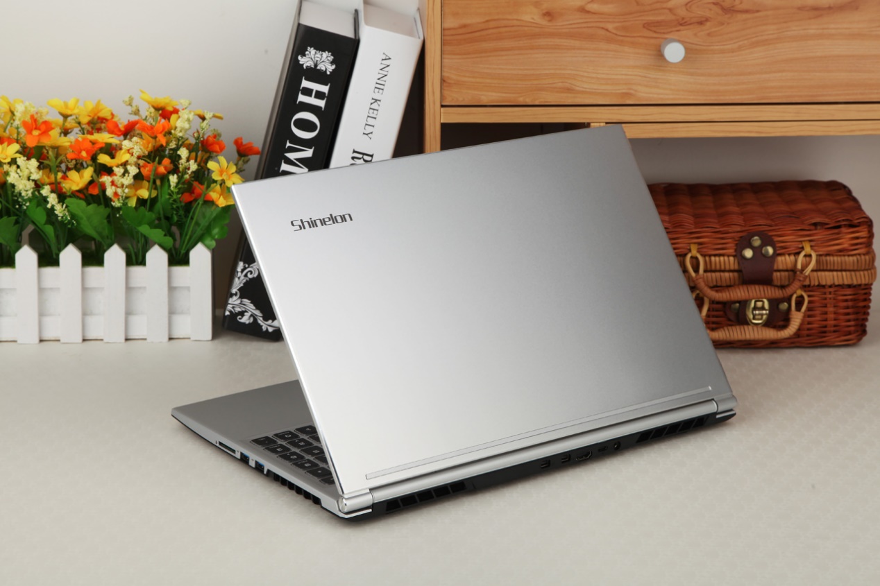 炫龍耀7000輕薄游戲本評測：輕薄的機身，窄邊框大視野！