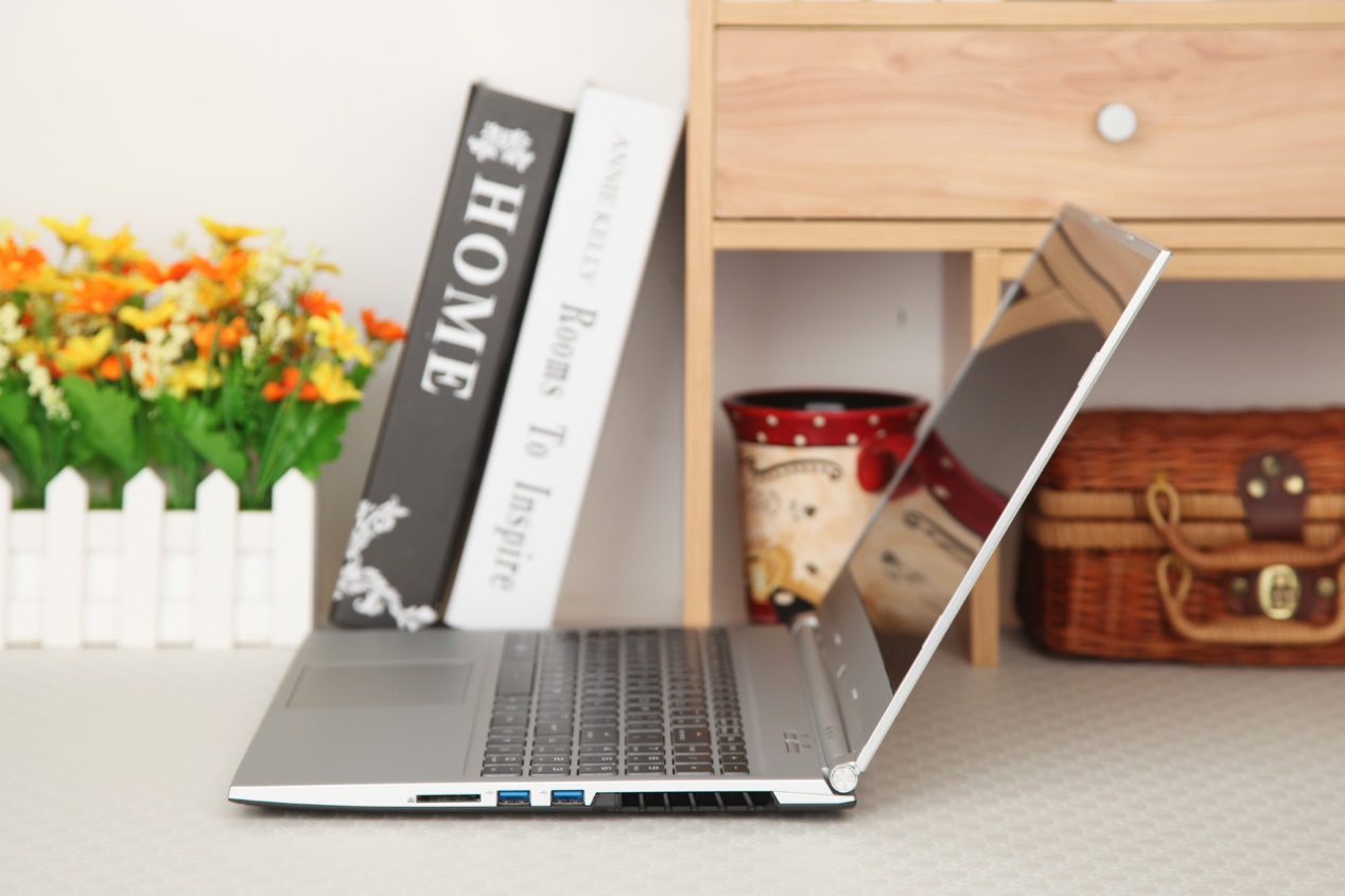 炫龍耀7000輕薄游戲本評測：輕薄的機身，窄邊框大視野！