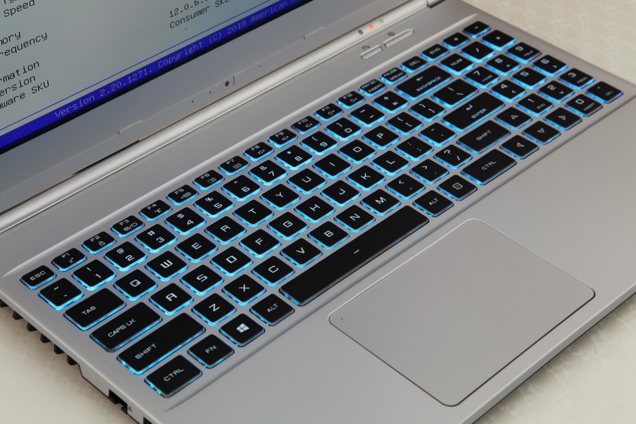 炫龍耀7000輕薄游戲本評測：輕薄的機身，窄邊框大視野！