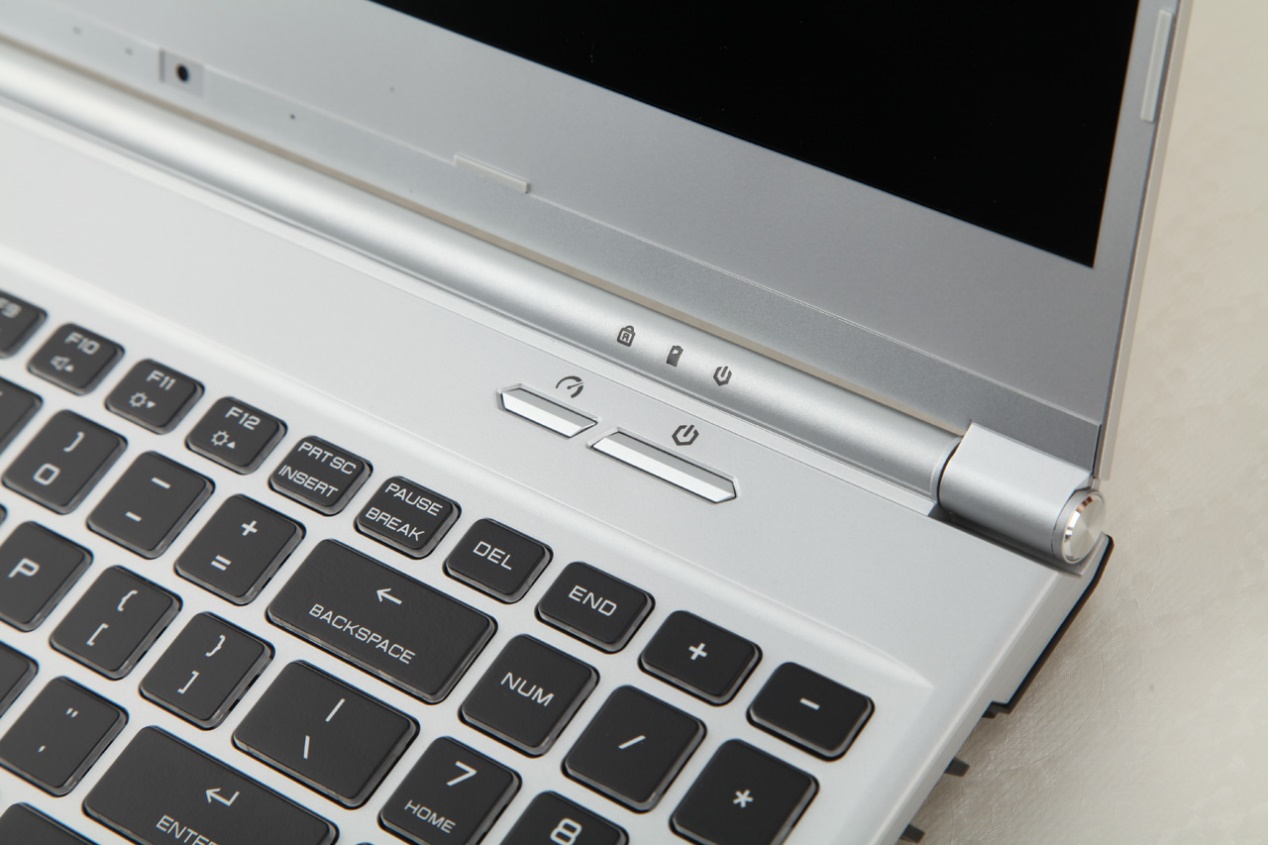 炫龍耀7000輕薄游戲本評測：輕薄的機身，窄邊框大視野！