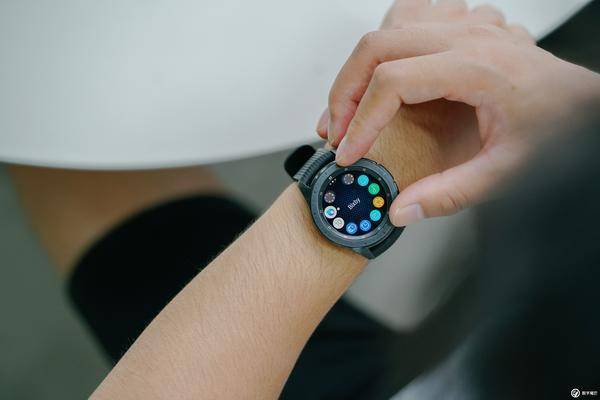 智能手表的2018年:蘋(píng)果一馬當(dāng)先,華為叫板三星