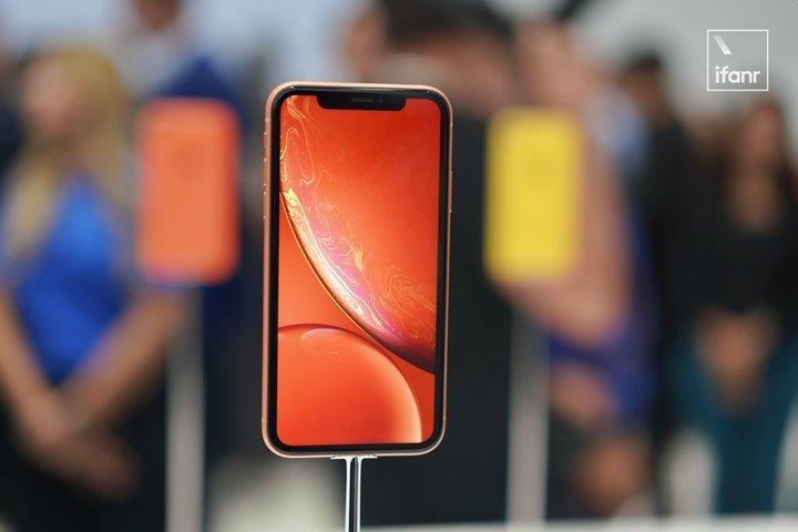 智能手機(jī)的 2018年,就是一場對“劉海”的圍剿戰(zhàn)爭