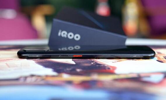 iQOO配置怎么樣?vivo iQOO真機開箱外觀圖賞