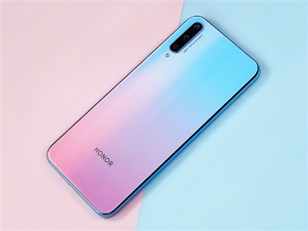 趙明曬榮耀20青春版真機(jī)圖的三款配色 并向網(wǎng)友征集命名